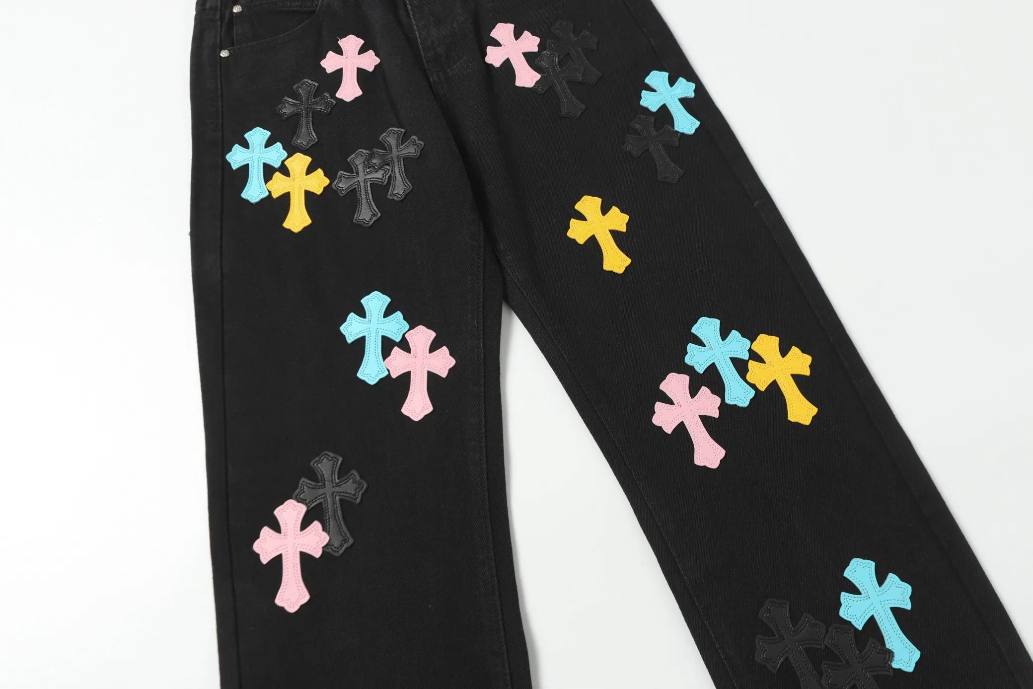 KE983 P250 The only correct leather label version on the market Chrome Hearts CH Cross embroidery Miami limited color leather jeans Top ceiling quality 100% correct version The correct version is here!  Believe me this must be the best quality you will ever come across! ! Excellent value for money! !  Styles with different washes and textures are very friendly to people with thin legs and thick legs. The straight version is very flattering to the shape of the legs. The moderate length is timeless and easy to match. It is the basis of various styles and a must-have in the wardrobe! ! Add a little stacking to make the atmosphere easy to control. The fabric is stiff but the upper body is soft without losing texture. The sides and cuffs of some styles have a bone-wash effect. It’s really hard not to love it!  ✅Correctly customize the Croxin metal leather label on the back panel. It is definitely not sold directly with the cross on the finished jeans. 1:1 copying strives for excellence and the details are perfectly grasped. ✅The cross leather label is clear and smooth. Exquisite turning top craftsmanship. ✅Buttons, zippers and hardware are all customized versions of the Croxin LOGO. ✅High-cost washing process. Size: 28 30 32 34 36